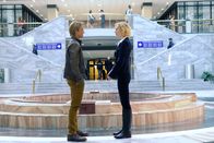 MacGyver – Angus MacGyver (Lucas Till, l.) tut alles, um das Leben der deutschen Whistleblowerin Katharina Wagner (Kasha Kropinski, r.) zu schützen.