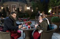 Sturm der Liebe – Robert (Lorenzo Patané, l.) wirbt bei Valentina (Paulina Hobratschk, r.), für seine Position im Streit mit Eva.