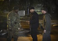 Navy CIS: L.A. – In Afrika hoffen Callen (Chris O'Donnell, r.) und Sam (LL Cool J, M.) herauszufinden, wer der Maulwurf ist und Informationen von Sam weitergegeben hat ...