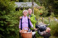 Sturm der Liebe – Als die Sonnbichlers (Sepp Schauer und Antje Hagen) an der Seehütte festhängen, will Alfons (Sepp Schauer) das Beste aus der Situation machen.