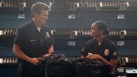 The Rookie – John Nolan (Nathan Fillion) lernt seine neue Ausbilderin Nyla Harper (Mekia Cox) kennen.