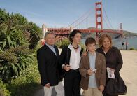 Das Traumschiff – Beatrice (Heide Keller, r.) begleitet Lothar (Uwe Friedrichsen, l.), Cora (Katharina Meinecke, 2.v.l.) und Daniel (Patrick Mölleken, 2.v.r.) auf ihrem Landgang nach San Francisco.