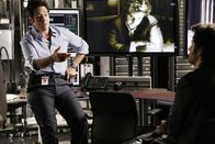 Numb3rs - Die Logik des Verbrechens – Als bei einem Überfall auf die Lieferung eines Union Parcel-Lieferwagens ein FBI-Agent erschossen wird, nehmen sich Don (Rob Morrow, l.) und Charlie (David Krumholtz, r.) der Sache an ...