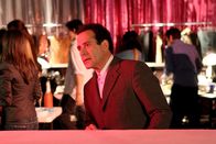 Monk – Da Monks (Tony Shalhoub) Hemden starke Mängel aufweisen, macht er sich selbst ein Bild und besucht die Qualitätskontrolle der Hemdenfabrik. Dort begegnet er Maria Ortiz, die Monk von ihrem Schicksal erzählt.