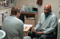 Time – Mark Cobden (Sean Bean, l.) und Kavanagh (Terence Maynard, r.)