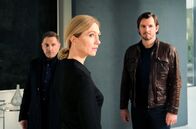 Tatort – Kim Tramell (Ursina Lardi) steht im Mittelpunkt der Ermittlungen der Kommissare Thorsten Lannert (Richy Müller, l.) und Sebastian Bootz (Felix Klare, r.) – oder ein Opfer, denn unter Druck gesetzt, beschuldigt sie ihren Chef der Vergewaltigung.
