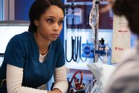 Chicago Med – Chicago Med Staffel 2 Folge 15 Sie steht einer verängstigten Patientin bei: Yaya DaCosta als April Sexton Copyright: SRF/NBC Universal