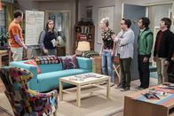 The Big Bang Theory – Penny (Kaley Cuoco, 3.v.l.), Leonard (Johnny Galecki, 3.v.r.), Raj (Kunal Nayyar, 2.v.r.) und Howard (Simon Helberg, r.) sind geschockt, als sie erkennen, dass Sheldon (Jim Parsons, l.) und Amy (Mayim Bialik, 2.v.l.) sie irgendwelchen geheimen Experimenten unterzogen haben, um die perfekten Trauzeugen zu finden ...