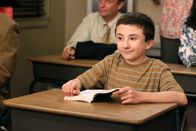 The Middle – Während Brick (Atticus Shaffer) den genervten Mike auf den Elternabend seiner Schule begleiten muss, erpresst Sue Axl damit, dass sie ihren Eltern von seinem nächtlichen Ausflug erzählen will, sollte er ihr nicht ihre Wünsche erfüllen ...