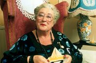 Inspector Barnaby – Der Schein täuscht, denn mit der neugierigen Iris Rainbird (Elizabeth Spriggs) ist wahrlich nicht gut Kirschen essen.