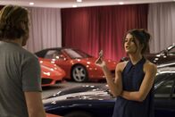 The Mick – In ihrer Verzweiflung bietet Sabrina (Sofia Black-D'Elia, r.) Jimmy (Scott MacArthur, l.) Geld, damit dieser sich von ihrem Freund fernhält ...