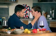 In aller Freundschaft – Romy Ziehden (Julia E. Lenska) ist überraschend bei Ilay Demir (Tan Caglar) zum gemeinsamen Kochen aufgetaucht. Doch weit kommen die beiden nicht.
