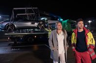 In aller Freundschaft – Kris Haas (Jascha Rust) ist total genervt von irgendwelchen Leuten, die sich mit ihren protzigen Autos einfach auf die Behindertenparkplätze stellen. Als er genau das vor der Sachsenklinik feststellt, ruft er kurzerhand den Abschleppdienst. Kris' Kollegin Miriam Schneider (Christina Petersen) beobachtet ihn dabei.
