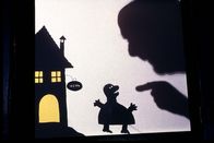 Löwenzahn Classics – Bouletten-Ede, das Monster vom Prenzlauer Berg, bekommt von Peter (Peter Lustig) eine besonders tiefe Stimme.