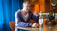 Mordnacht – Gabriel Panski (Maximilian Brückner) trinkt an seinem eigenen Tisch.