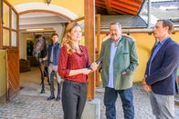 Die Rosenheim-Cops – Die Kommissare ermitteln auf einem Gestüt in Rosenheim, dessen Inhaber ermordet wurde. Markus Köhler (Philip Dechamps), Evi Ahrens (Siri Nase), Kommissar Hofer (Joseph Hannesschläger), Kommissar Bach (Patrick Kalupa).