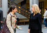 Der Dicke – MDR Fernsehen DER DICKE III. STAFFEL FOLGE 27, "Falsches Spiel" Uhr. Hanna Merker (Naomi Krauss, l.) engagiert die ehrgeizige und distanzierte Anwältin Isabel von Brede (Sabine Postel, r.) für ihren Sohn Bodo. Er ist mit seinem Vater bei einem Einbruch ertappt worden.