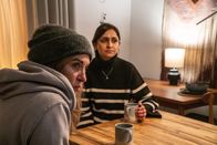 Without Sin – Stella Tomlinson (Vicky McClure, l.); Meera Chopa (Krupa Pattani, r.)