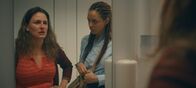 The Club – Nach einem erschütternden Gespräch mit der Ärztin ist Kirstie (Janne Desmet, l.) am Rande der Verzweiflung. Auf der Damentoilette lernt sie die einfühlsame Ellen (Jade Olieberg, r.) kennen, die sich auch einer Kinderwunschbehandlung unterzieht.