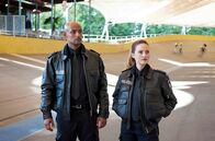 Großstadtrevier – Die Ermittlungen nach einem schweren Verkehrsunfall führen Nina Sieveking (Wanda Perdelwitz, r.) und Lukas Petersen (Patrick Abozen, l.) auf die Radrennbahn in Hamburg-Stellingen.