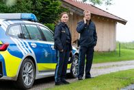 Die Rosenheim-Cops – Polizeihauptmeister Mohr (Max Müller, r.) und seine Kollegin Pia Arnbruck (Katharina Plank, l.) ermitteln im Fall des unbekannten Autos.