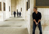 Navy CIS: L.A. – Versucht, einen neuen Fall zu lösen: Callen (Chris O'Donnell, r.) ...