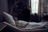 neoriginal: Unbroken – Alex (Aylin Tezel) sucht Trost bei ihrem Vater Richard (André Jung).