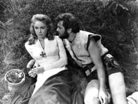 Die Wikinger – Prinzessin Morgana (Janet Leigh) und Eric (Tony Curtis) sind beide Gefangene am Wikinger-Hof.