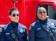 9-1-1 Notruf L.A. – L-R: Howie 'Chimney' Han (Kenneth Choi), Henrietta 'Hen' Wilson (Aisha Hinds)