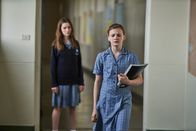First Day - Ich bin Hannah – Hannah (Evie MacDonald, r.) befürchtet, dass Isabella (Isabel Burmester, l.) diejenige ist, die ihre Identität als Transgender-Mädchen im Klassenchat verraten hat. Doch Isabella will diese Behauptung nicht auf sich sitzen lassen.