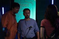 Bangla – Phaims Freunde Faruj (Fabian Durrani, l.) und Tangir (Tangir Ahammed Miah, M.) sind von Phaims Freundin Asia (Carlotta Antonelli, r.) hin und weg.