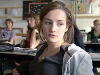 Allein unter Töchtern – Jessy (Karoline Teska, vorne) ist alles andere als begeistert, als ihr Physiklehrer ihr aufträgt, ausgerechnet dem Mädchenschwarm Sascha (Max Woelky, l.) Nachhilfe zu geben ...