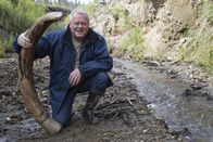 Terra X: Mammuts - Stars der Eiszeit – Mammut-Experte Dick Mol mit dem Stoßzahn eines Wollhaarmammuts am Yukon in NordwestkanadaMammut-Experte Dick Mol mit dem Sto?zahn eines Wollhaarmammuts am Yukon in Nordwestkanada