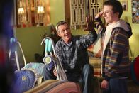 The Middle – Finden Mike (Neil Flynn, l.) und Brick (Atticus Shaffer, r.) einen Weg, Frankie aufzumuntern, nachdem sie erfahren hat, dass sie keine Kinder mehr bekommen kann?