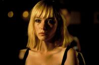 Nightwatch - Nachtwache – NDR Fernsehen NIGHTWATCH - NACHTWACHE Uhr. Prostituierte Joyce (Rikke Louise Andersson) im Restaurant mit Martin und Jens.