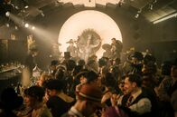 Babylon Berlin – "Der Holländer" ist ein verruchter Nachtclub. Homosexuelle und Transvestiten feiern hier, gut versteckt vor der Polizei.