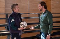 In aller Freundschaft – Hannes Seela (André Dietz, li.) fordert vehement einen Freistoß in einem Trainingsspiel für seinen Sohn. Trainer David Ziegler (Matthias Schloo, re.) findet seine Reaktion völlig übertrieben und fordert ihn auf, die Turnhalle zu verlassen.