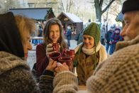 Ein Lächeln nachts um vier – Wenn das kein Grund zum Feiern ist: Jule (Natalia Belitski, 2.v.l.) hat ihr Jura-Examen bestanden. Glücklich stößt sie mit ihren Großeltern Rosi (Cornelia Froboess, l.) und Walter (Tilo Prückner, r.) sowie mit ihrer Freundin Lexa (Lucie Heinze, 2.v.r.) an.