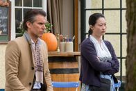 Der Alte – Leon Moslechner (Florian Odendahl) und Linh Pham (Lina Maruyama) wissen mehr, als sie zugeben.