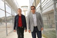Navy CIS – Soll er Delilah fragen, ob sie bei ihm einziehen will? McGee (Sean Murray, l.) holt sich in Liebesdingen Rat bei DiNozzo (Michael Weatherly, r.).