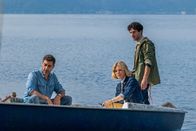 Signora Volpe – Sylvia (Emilia Fox) und Giovanni (Giovanni Cirfiera, l.) lassen sich von dem Fischer Piero (Gianvincenzo Pugliese, r.) zur Isola Polvese bringen.