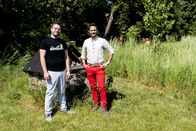 Hoagascht – Moderator Richard Deutinger (r.) mit Biologe Thomas Filek im Naturgarten des Zentralfriedhofs