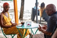 Death in Paradise – Andrina Harper (Genesis Lynea), die Tochter des Polizeichefs (Don Warrington), trifft auf der Insel Saint Marie ein und begegnet in einer Strandbar zum ersten Mal ihrem Vater.