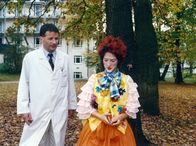 In aller Freundschaft – MDR Fernsehen IN ALLER FREUNDSCHAFT FOLGE 96, "Auch Clowns müssen weinen" Uhr. Dr. Roland Heilman (Thomas Rühmann) spricht mit Uta Ernst (Margit Satorius), die mit der Clown-Therapie zum Heilungsprozeß der Kinder durch Lachen beitragen möchte. Dabei hat Uta selbst einen bösartigen Gehirntumor...