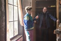 The Aliens – Paulette (Chanel Cresswell, l.); Dominic (Jim Howick, r.)
