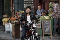 How I Met Your Mother – Während Ted und Victoria einen Wendepunkt in ihrer Beziehung erreichen, hat Nick (Michael Trucco) seine eigene Koch-Show bekommen ...