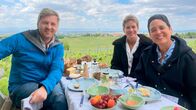 Expedition in die Heimat – Johannes Zenglein picknickt mit 2 Sterneköchin Douce Steiner (rechts im Bild) und Tochter Justine auf dem Castellberg im Markgräflerland.