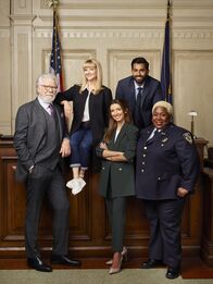 Night Court – L-R: John Larroquette als Dan Fielding, Melissa Rauch als Abby Stone, India de Beaufort als Olivia Moore, Kapil Talwalkar als Neil und Lacretta als Donna 'Gurgs' Gurganous