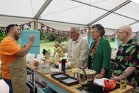 Das große Backen - UK – (v.l.n.r.) Janusz; Paul Hollywood; Prue Leith; Matt Lucas