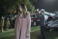 Scorpion – Tim (Scott Porter, r.) hadert mit dem Ausgang seiner Prüfungen und einem unerwarteten Jobangebot. Unterdessen hat Paige (Katharine McPhee, l.) keine Ahnung, wie ihre Mutter sowohl Walter als auch Ralph beeinflusst ...